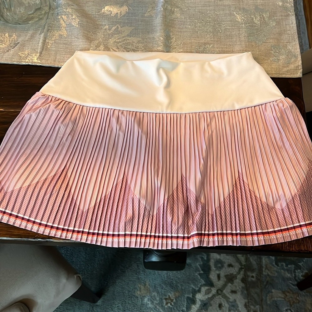 K-Swiss Women’s tennis skirt with built in white shorts